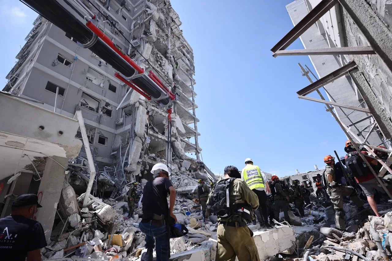 İsrail'de on binlerce turist mahsur kaldı! Yatlarla o ülkeye kaçıyorlar