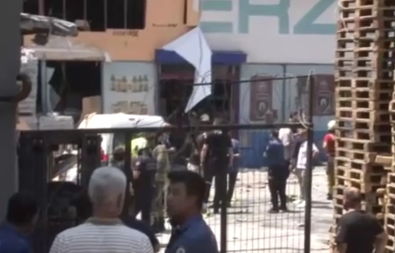 İstanbul'da bir iş yerinde korkutan patlama! Bölgeye çok sayıda ekip sevk edildi