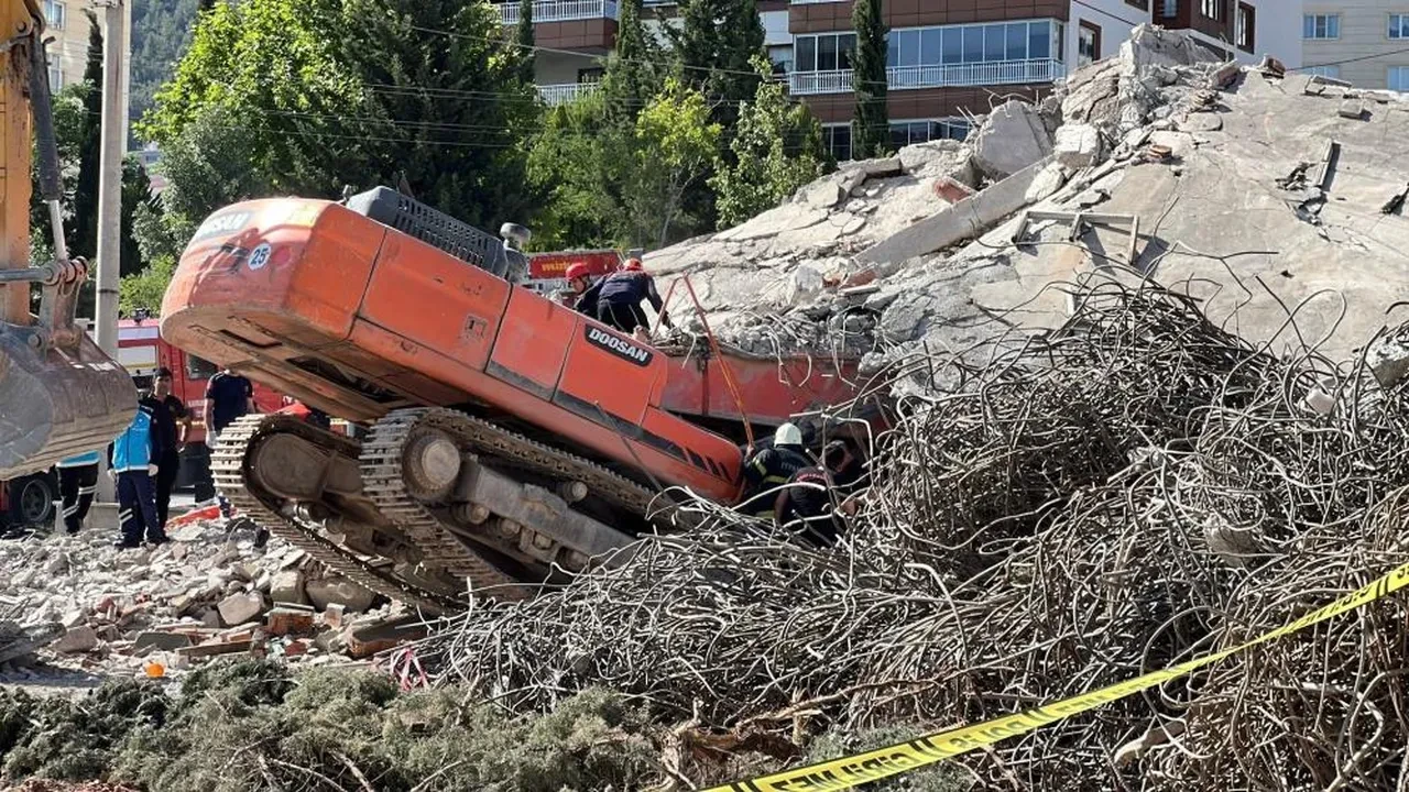 Kahramanmaraş'ta operatör molozların altında can verdi