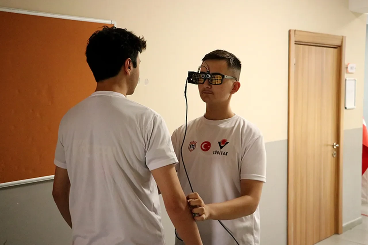 Liseli öğrencilerden görme engellilerin günlük hayatını kolaylaştıracak buluş