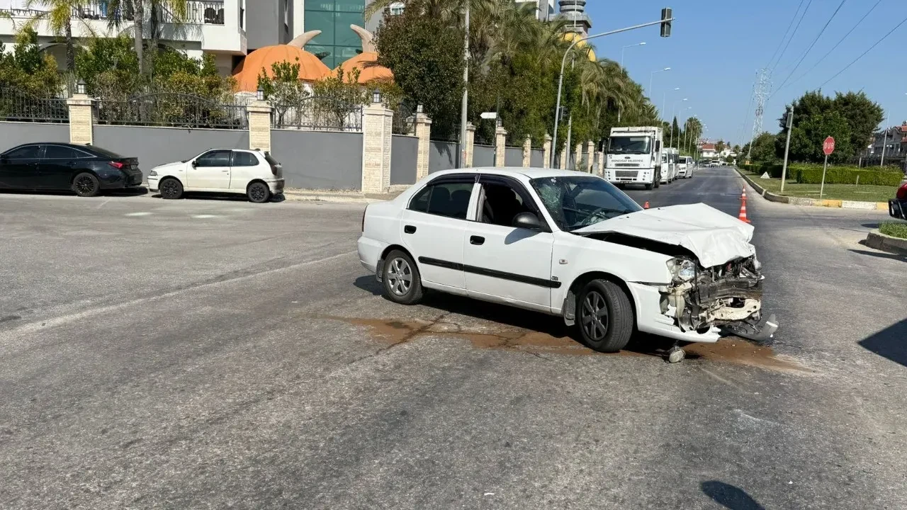 Manavgat'ta otomobil tur aracına çarptı! O anlar kamerada