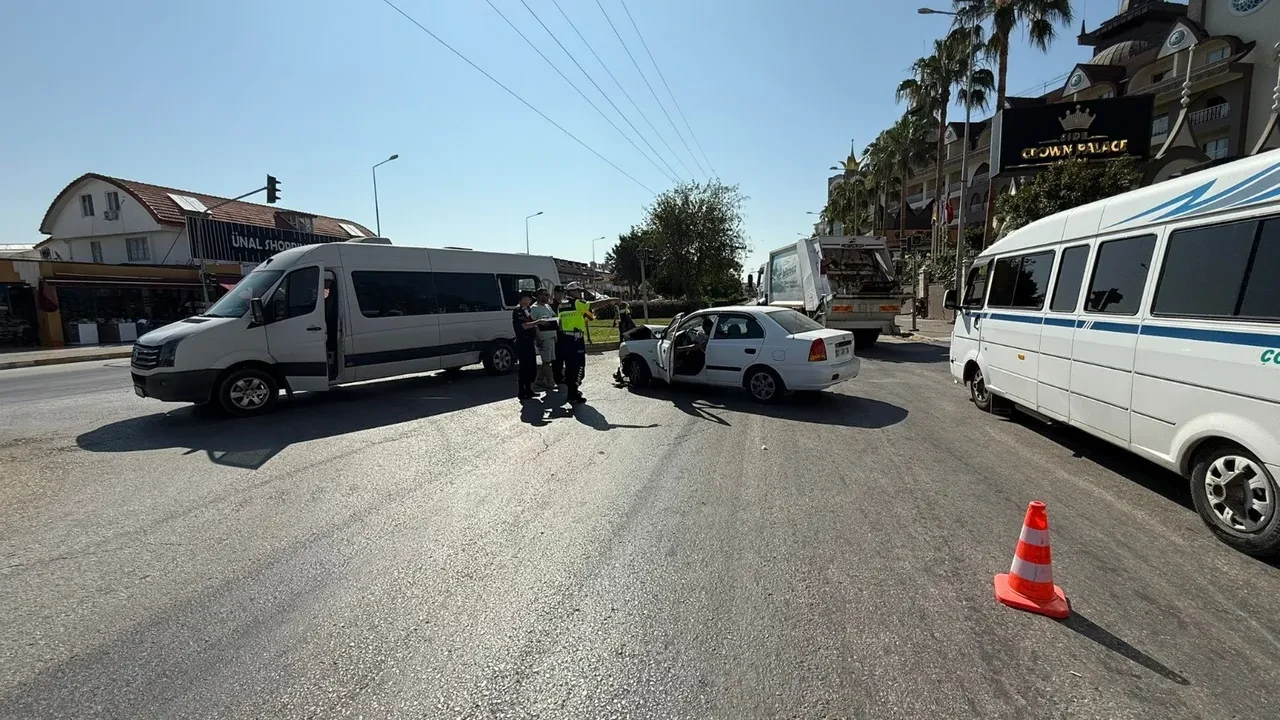 Manavgat'ta otomobil tur aracına çarptı! O anlar kamerada