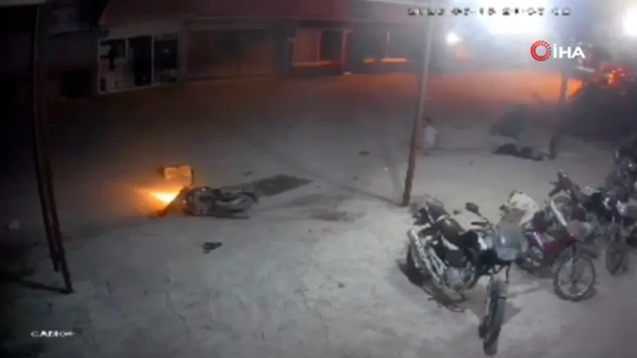 Otomobil karşı yönden gelen 2 motosikleti böyle biçti! Feci anlar kamerada 