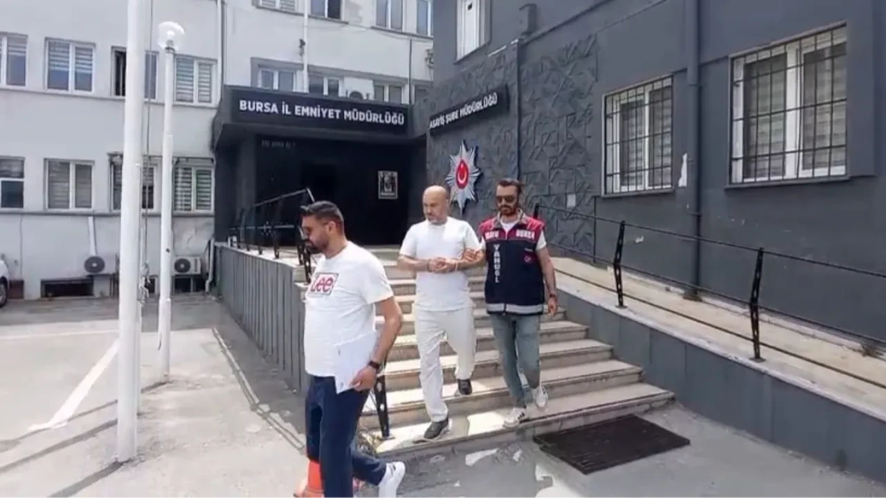 Patronuna telefonunu verdi, hayatının şokunu yaşadı!