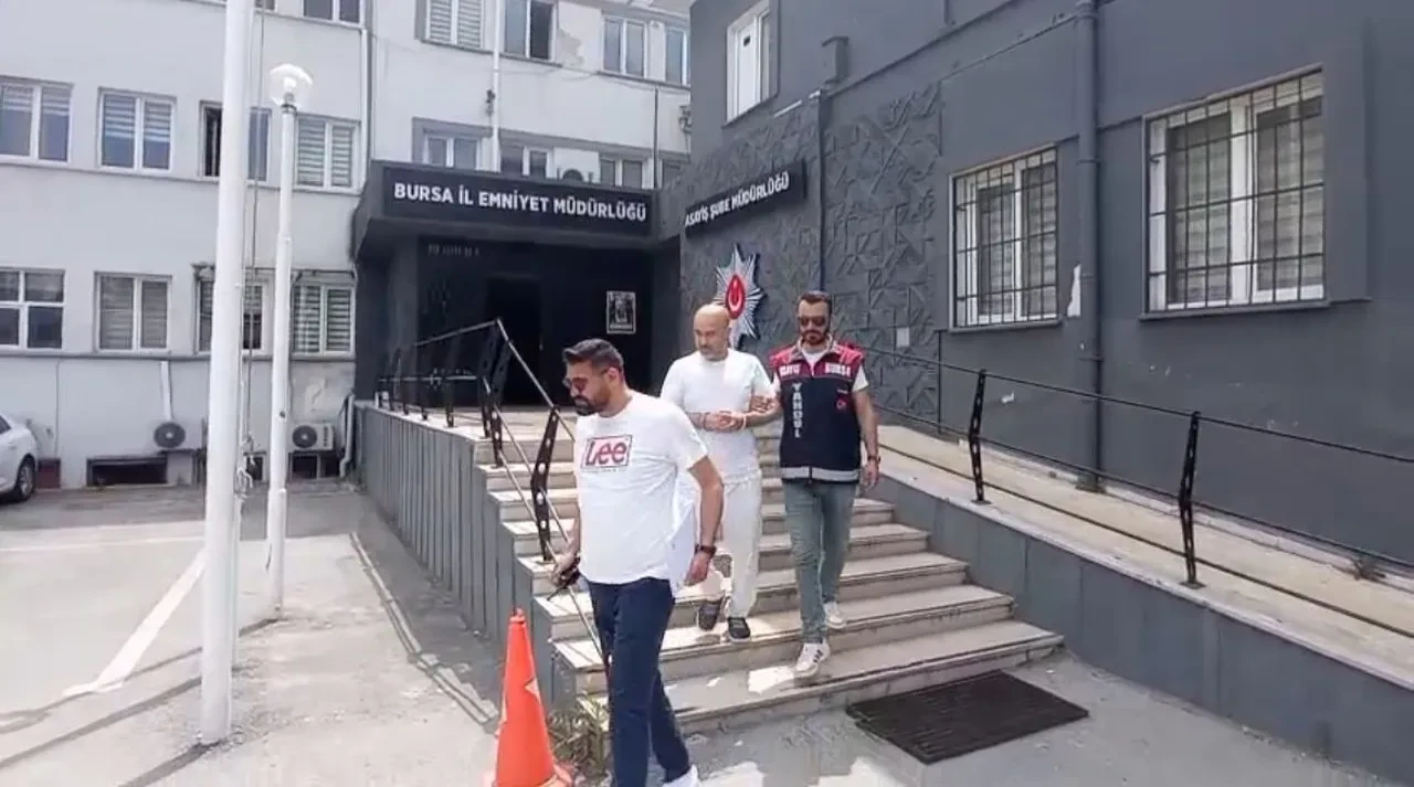 Patronuna telefonunu verdi, hayatının şokunu yaşadı!