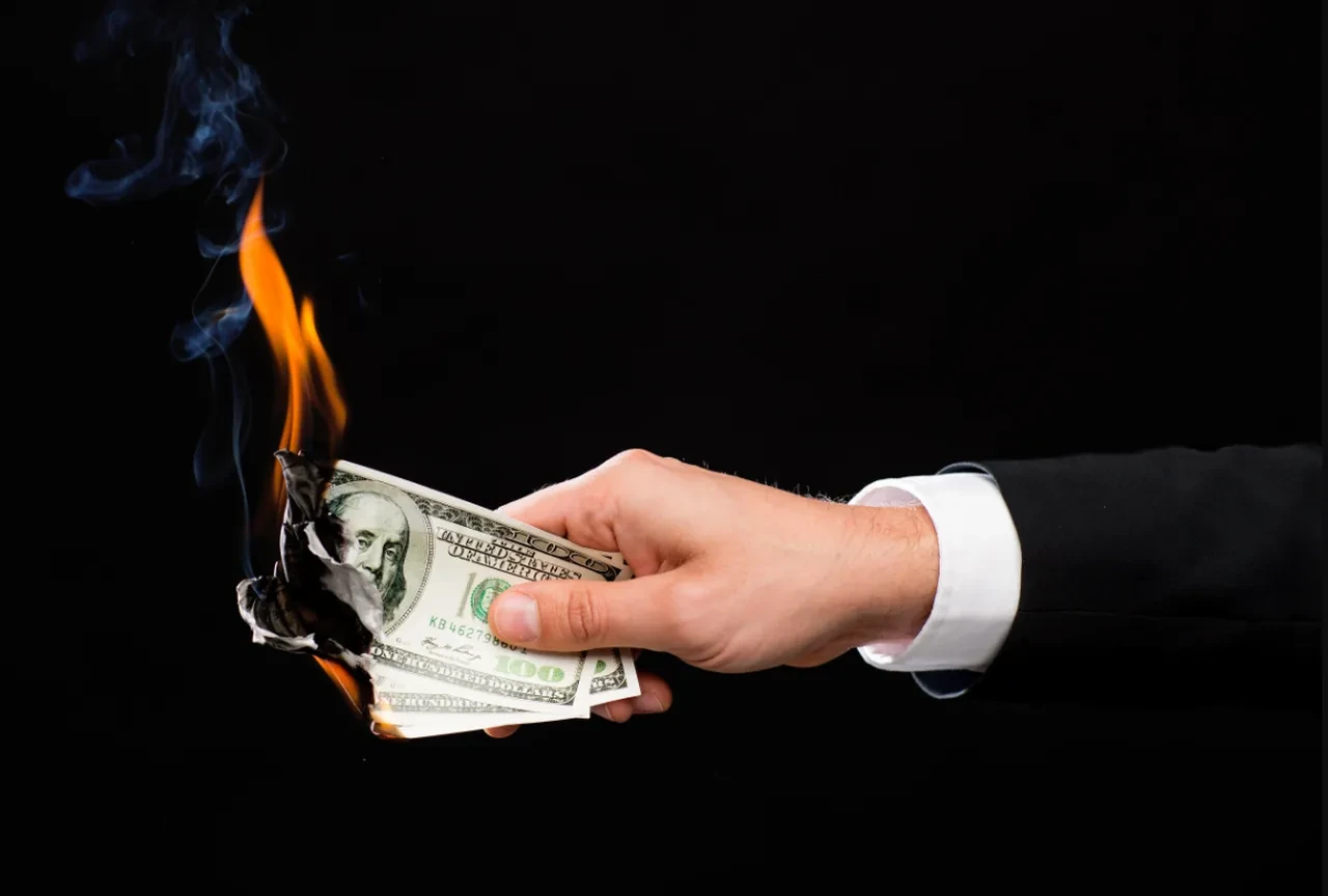 Zenginlerin asla yapmadığı, fakirlerin sıkça yaptığı 3 hata! Ünlü finans danışmanı açıkladı