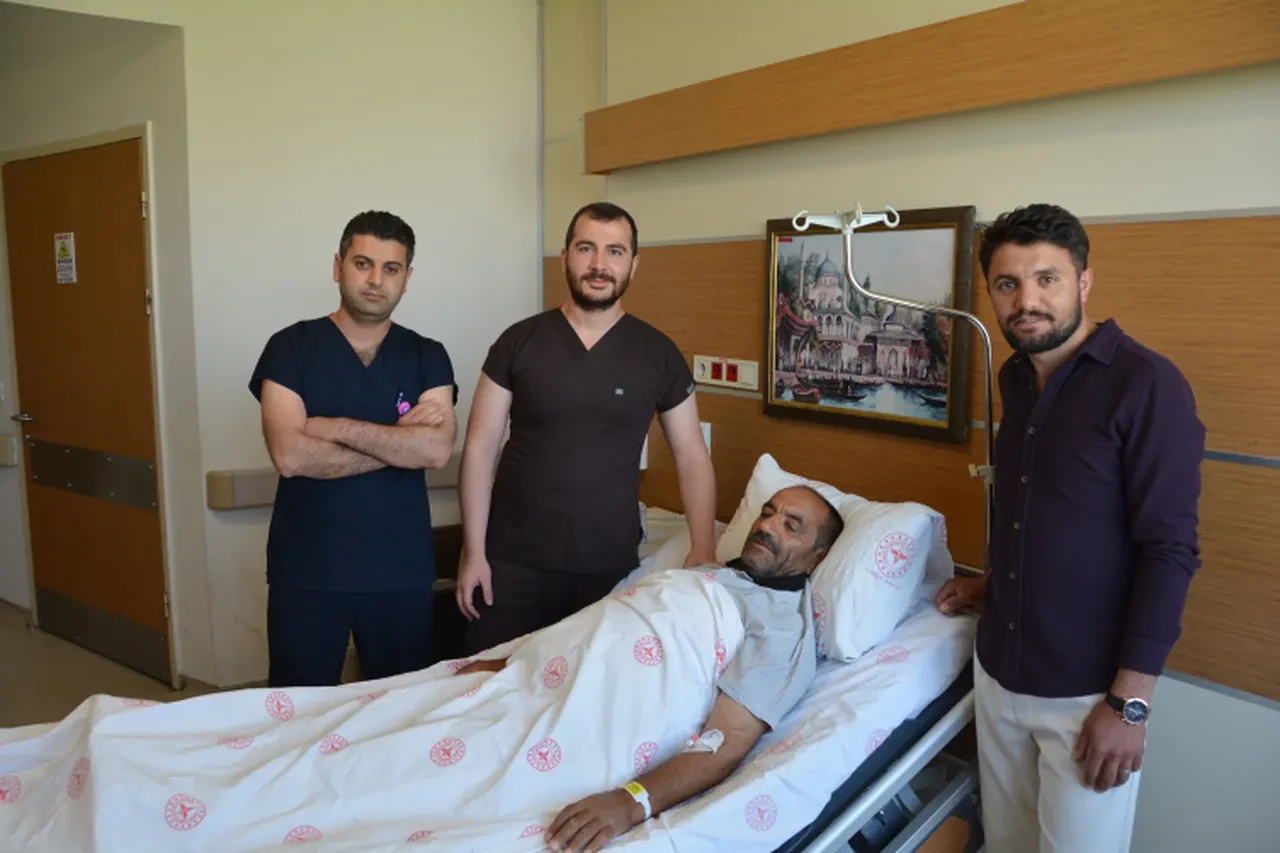 Ağrı ve şişlikle hastaneye koştu, hayatının şokunu yaşadı! Tam 23 santim...