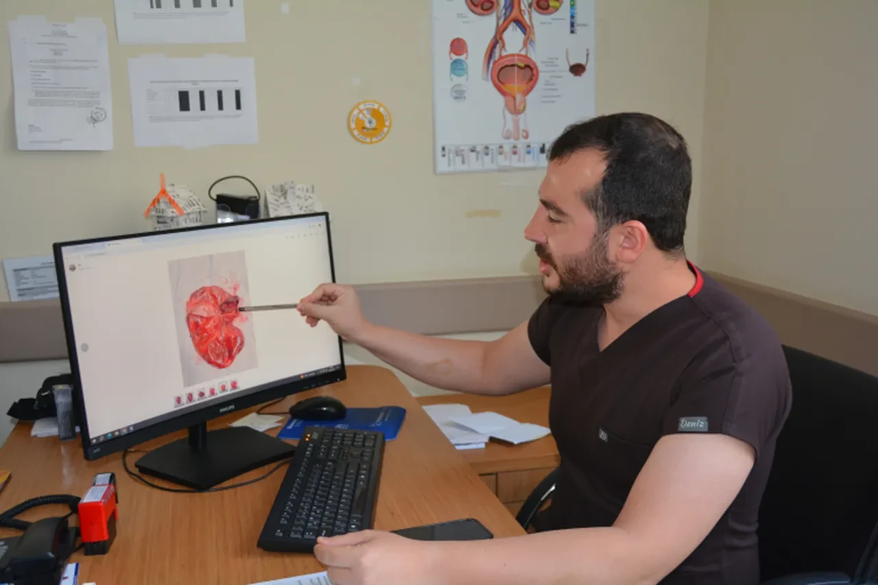 Ağrı ve şişlikle hastaneye koştu, hayatının şokunu yaşadı! Tam 23 santim...