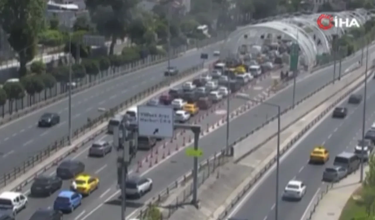 Avrasya Tüneli'nde korku dolu anlar! Araç yangını trafiği kilitledi