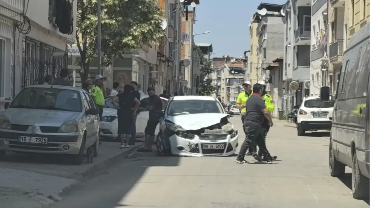 Bursa'da iki otomobil birbirine girdi: Yaralılar var