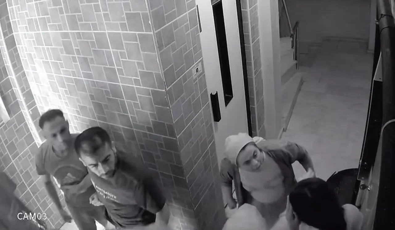 Çocukların kavgasına aileler karıştı! Ortalık savaş alanına döndü