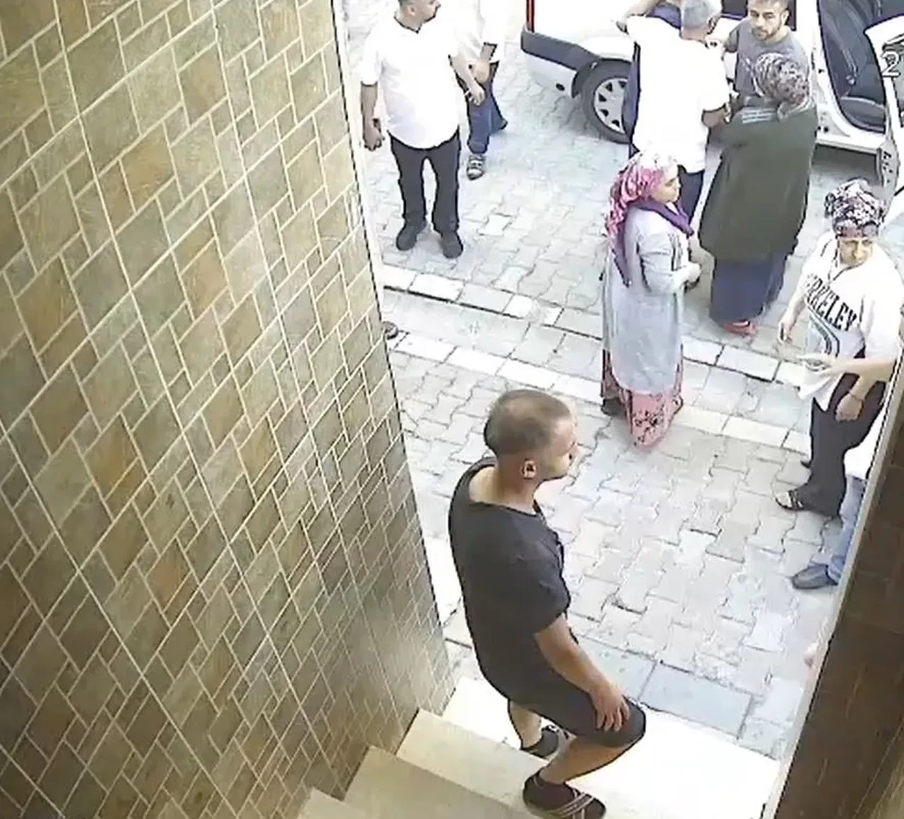 Çocukların kavgasına aileler karıştı! Ortalık savaş alanına döndü