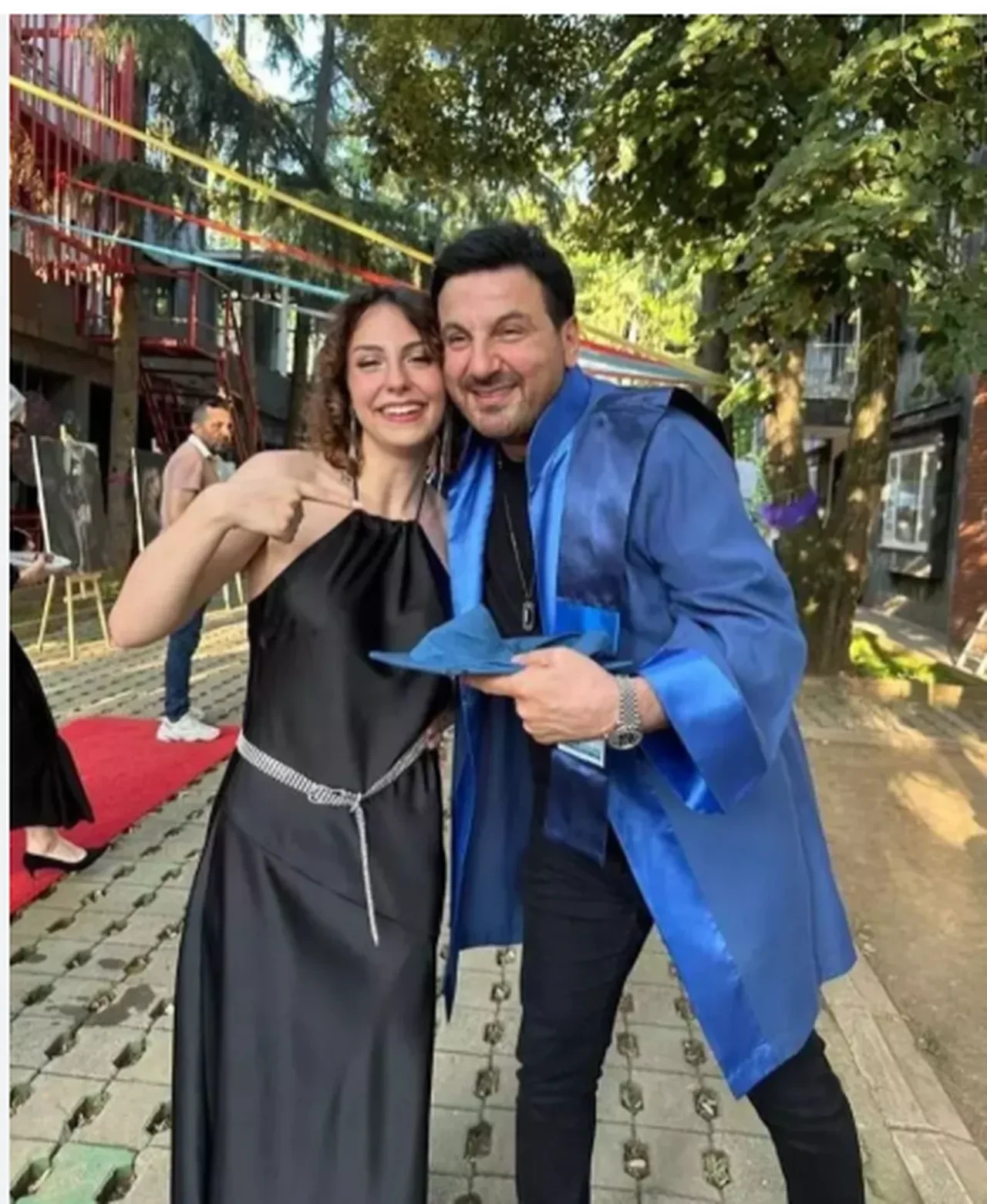 Davut Güloğlu kızını ilk kez paylaştı! Hem mezuniyete katıldı, hem sahne aldı 