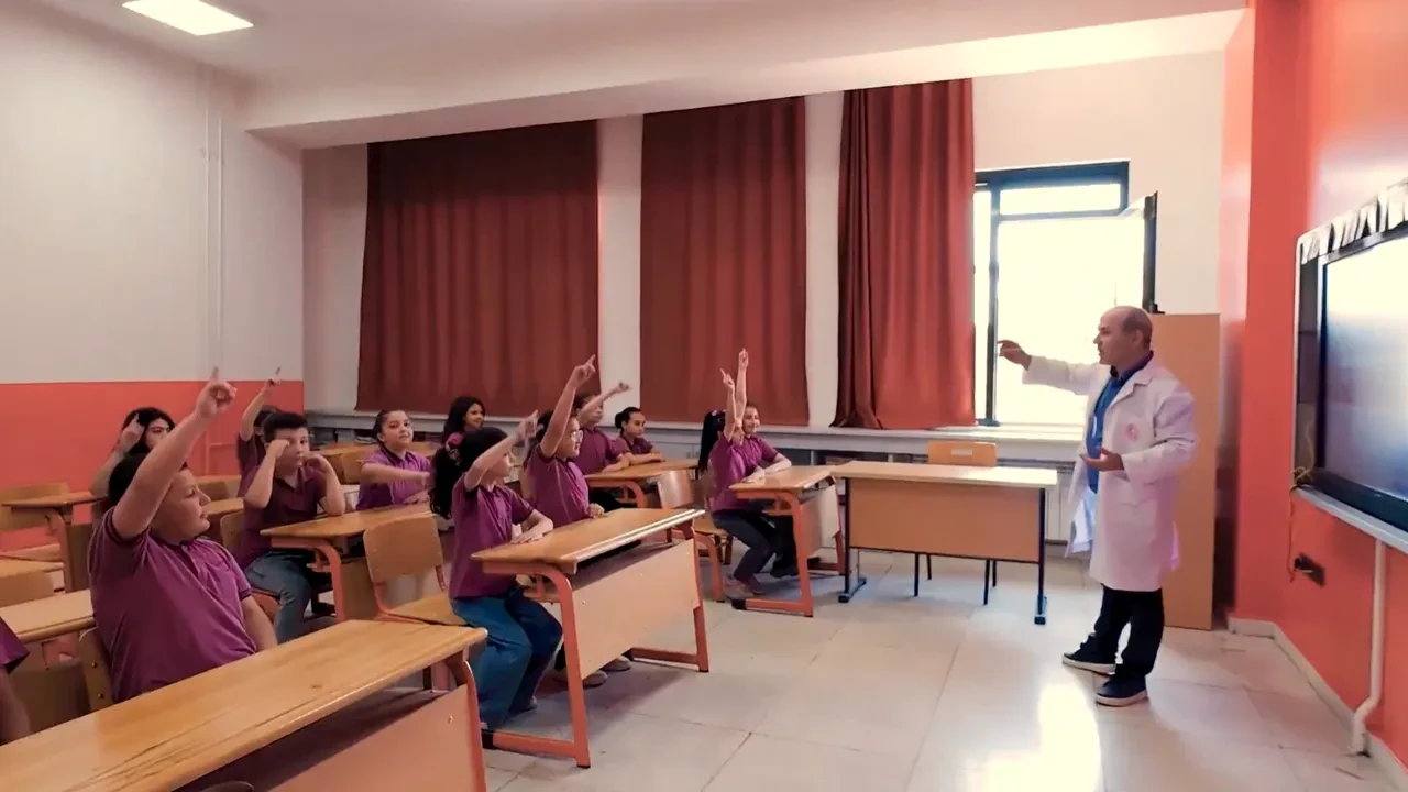 Depremin yaraları sarılıyor! Bakan Kurum 'Bu hikayenin adı Kahramanmaraş' diyerek paylaştı