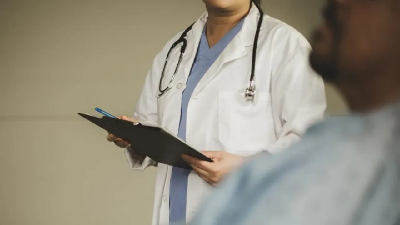 Doktor mesai saatinde özel hastanede suçüstü yakalandı: 11 kişi gözaltında