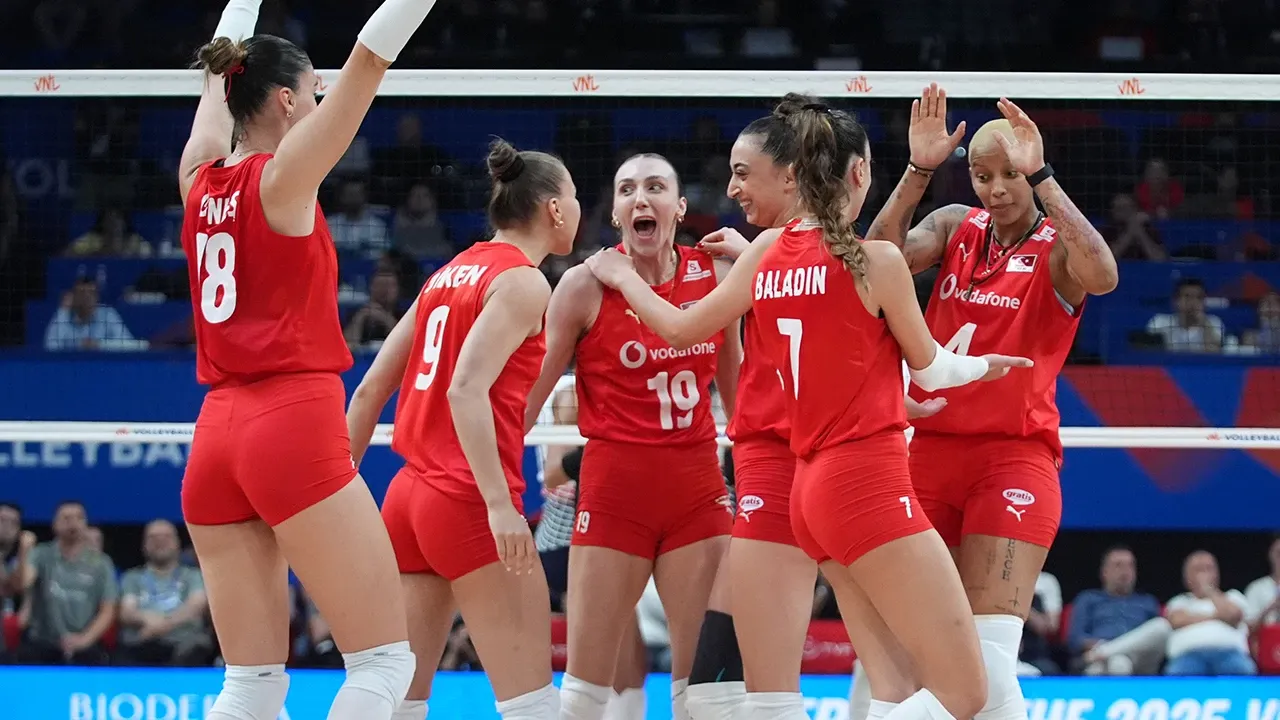 Dominik Cumhuriyeti Türkiye maç sonucu kaç kaç? Filenin Sultanları ikinci haftaya galibiyetle başladı