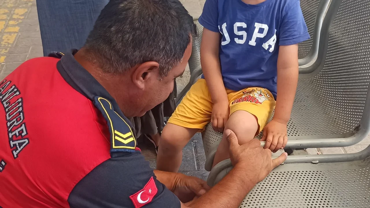 Durakta panik: Küçük çocuğun ayağı sıkıştı