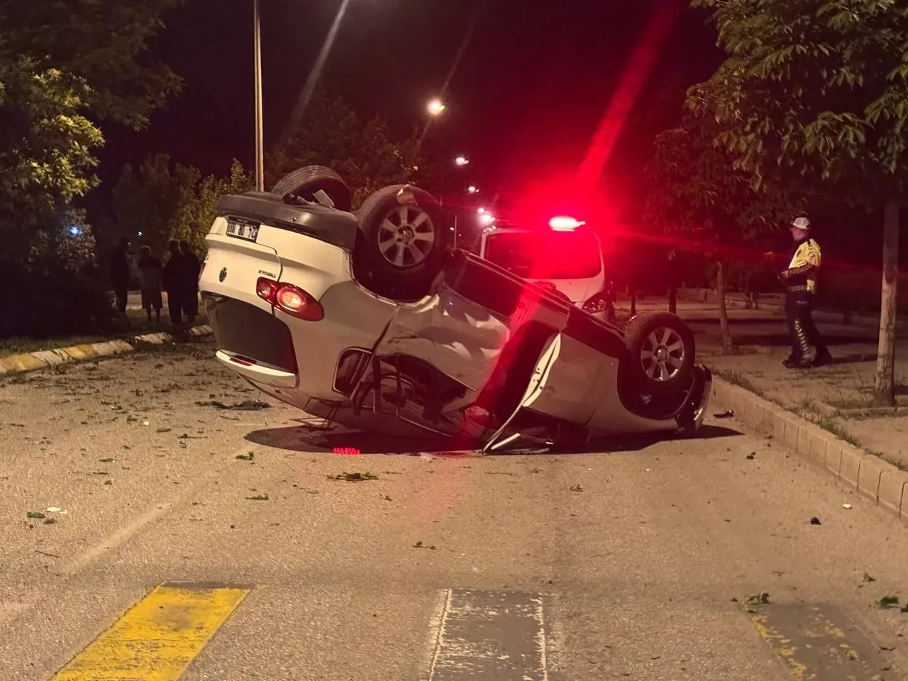 Erzincan'da feci kaza! Sürüklenen araç ağacı kökünden söktü