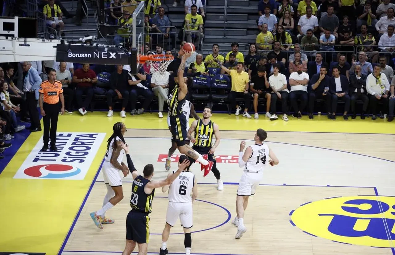 Fenerbahçe final serisine galibiyetle başladı! Beşiktaş'a 18 sayı fark