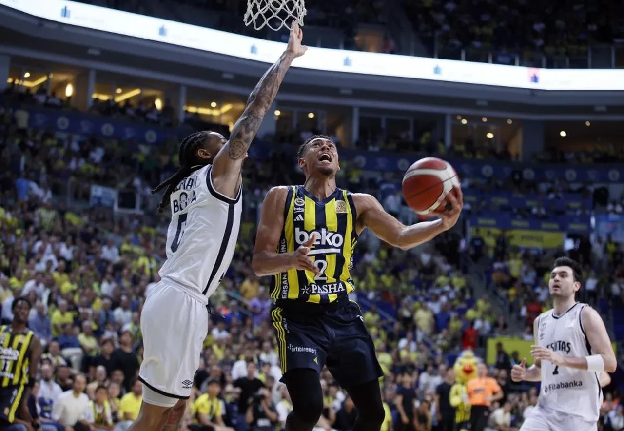 Fenerbahçe final serisine galibiyetle başladı! Beşiktaş'a 18 sayı fark