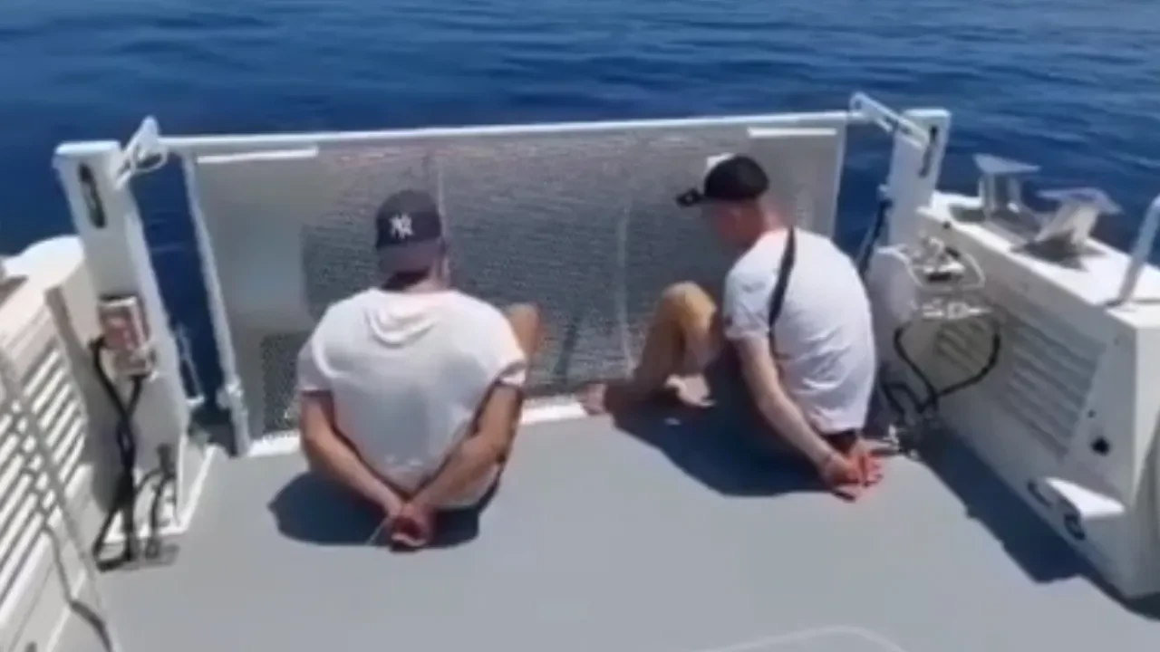 Gelibolu ilçesi açıklarındaki yelkenli tekneye baskın anının görüntüleri ortaya çıktı
