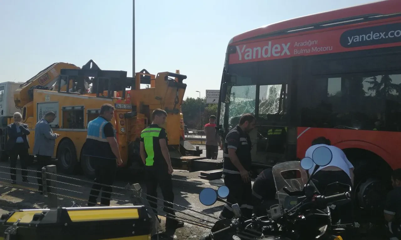 Haliç Köprüsü'nde metrobüs kazası!