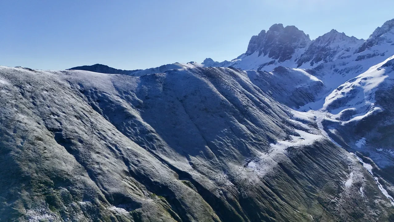 Haziran ayının ortasında kar sürprizi! Kar kalınlığı yer yer 2 metreye ulaştı