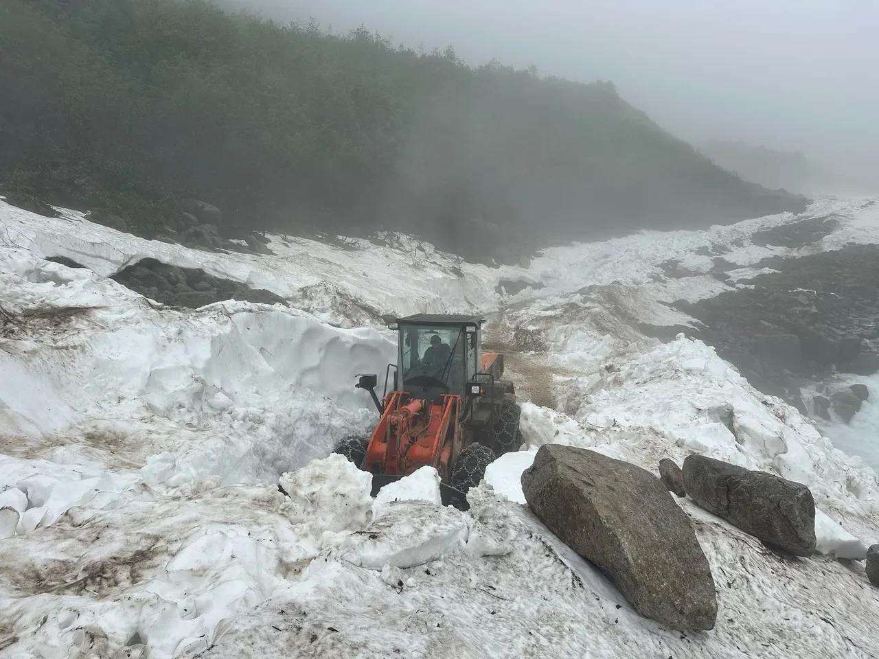 Haziran ayının ortasında kar sürprizi! Kar kalınlığı yer yer 2 metreye ulaştı