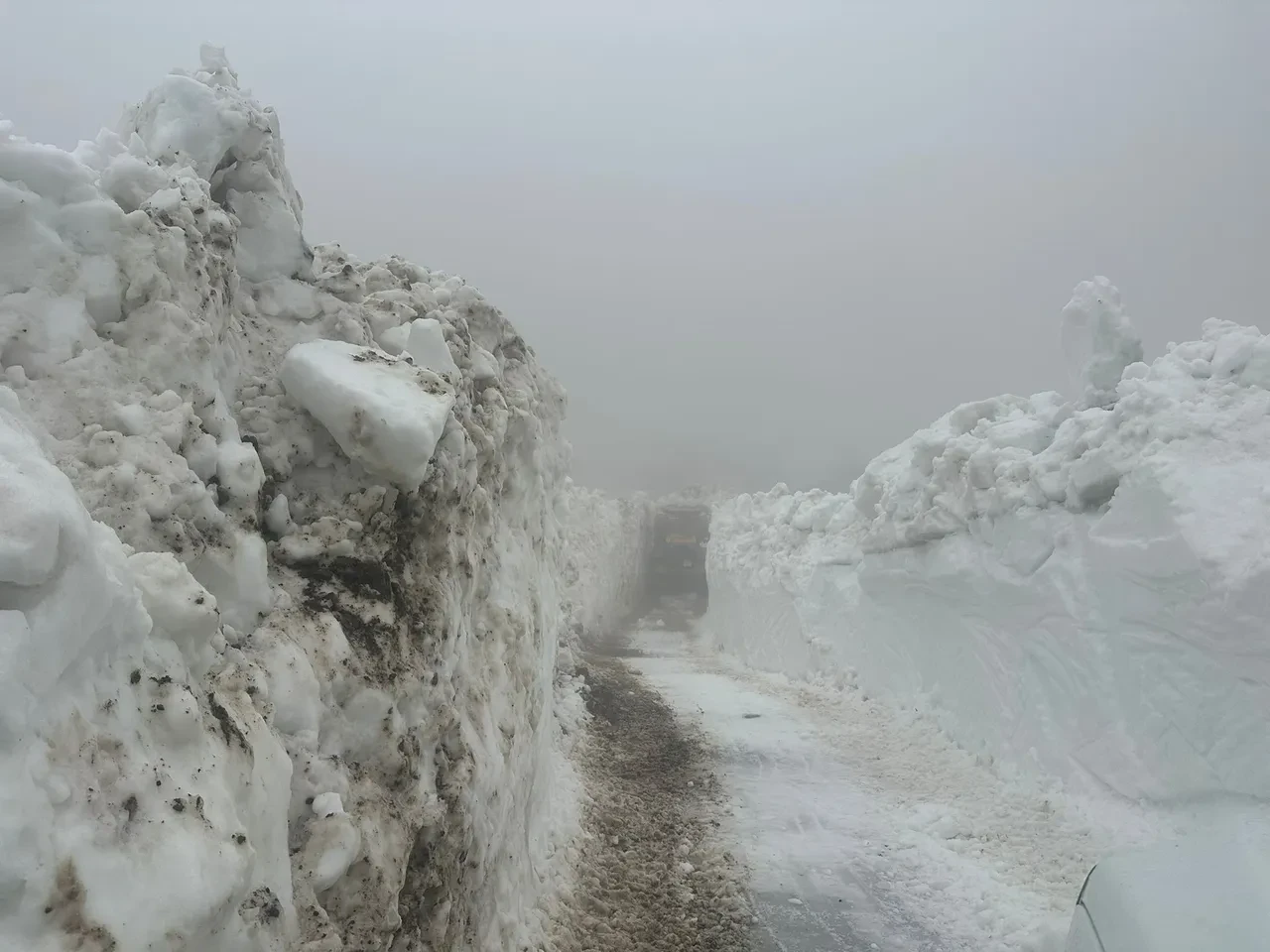 Haziran ayının ortasında kar sürprizi! Kar kalınlığı yer yer 2 metreye ulaştı