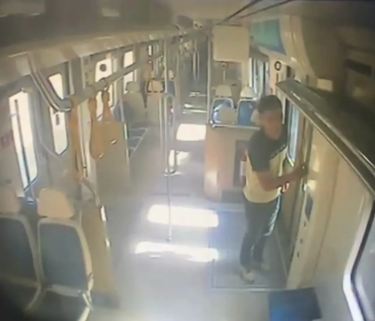 İZBAN'da korkunç sigara cinayeti! Dehşet anları ortaya çıktı: Görevliyi döve döve öldürmüş 