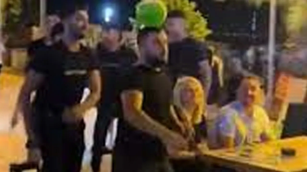 Marmaris'te skandal görüntüler! Gelen yasakları tek tek sıraladı: 'Erkeklerin dans etmesine izin yok'