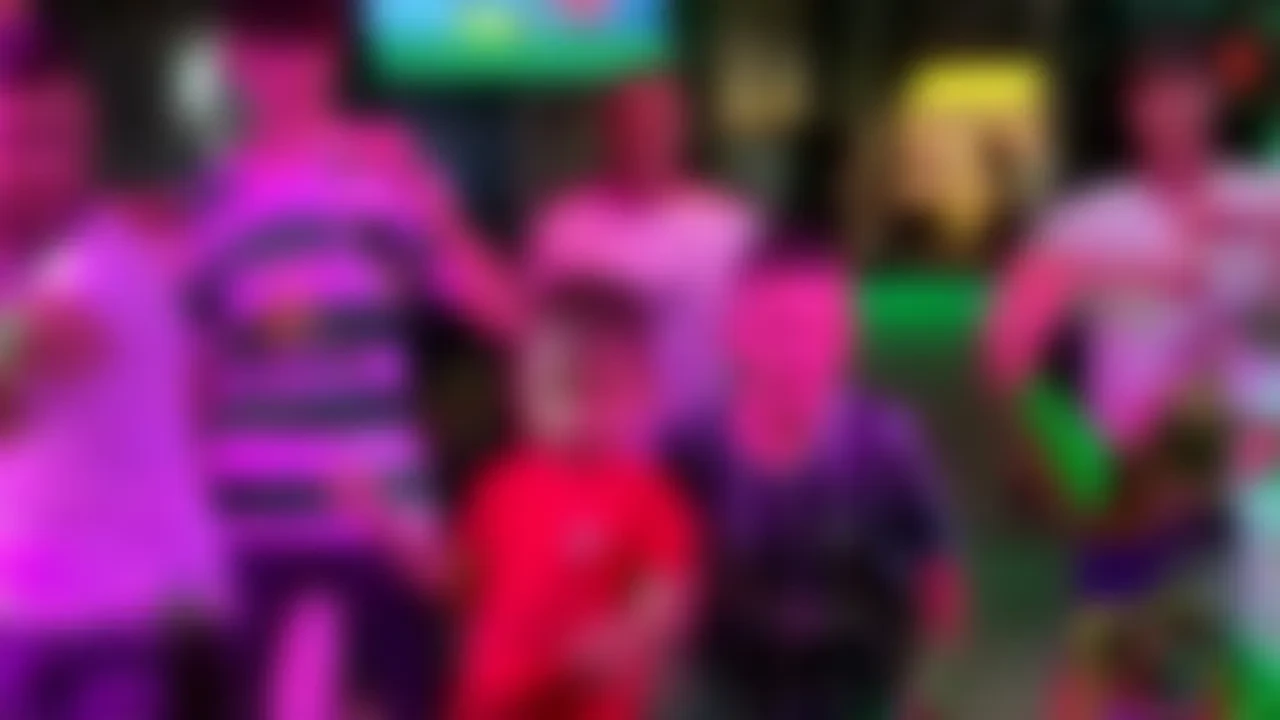 Marmaris'te skandal görüntüler! Gelen yasakları tek tek sıraladı: 'Erkeklerin dans etmesine izin yok'