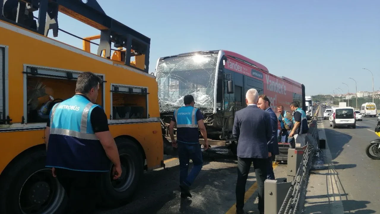 Metrobüs neden gelmiyor, kaza mı oldu? Seferlerde gecikmeler yaşanıyor