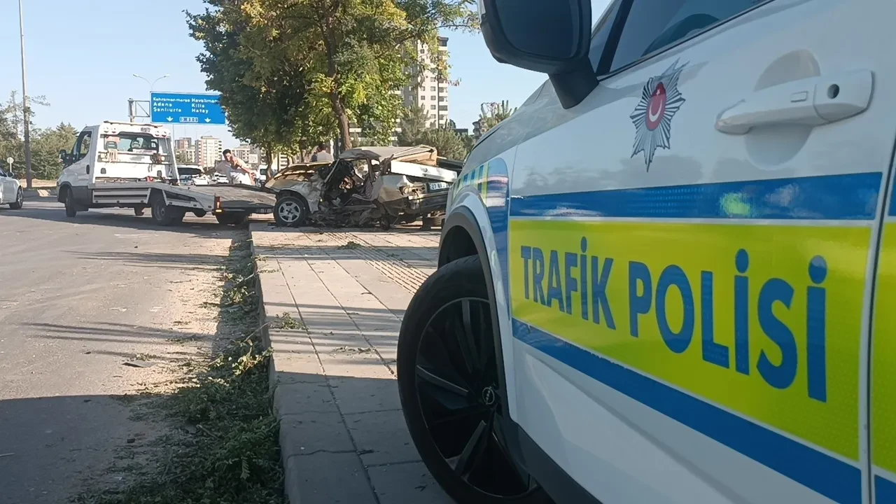 Otomobil karşı şeride savrulunca zincirleme kaza oldu: 1'i ağır 10 yaralı