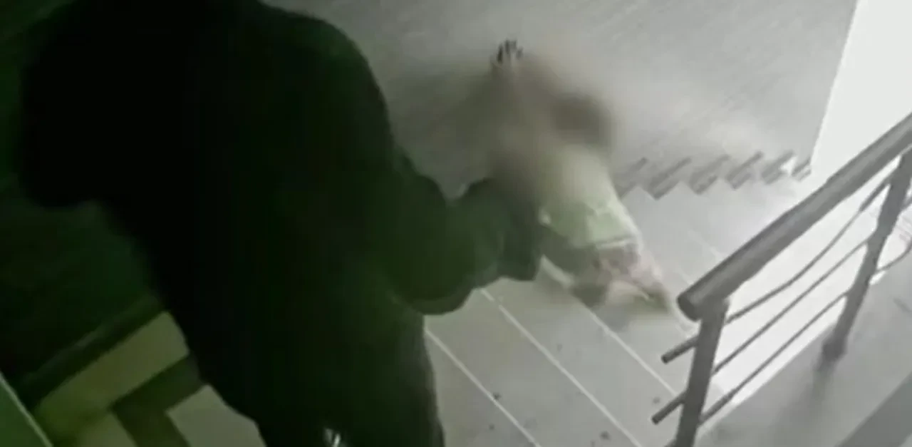 Öz çocuğunu tekmeledi! Cani babanın saldırısında çığlıklarla yuvarlandı