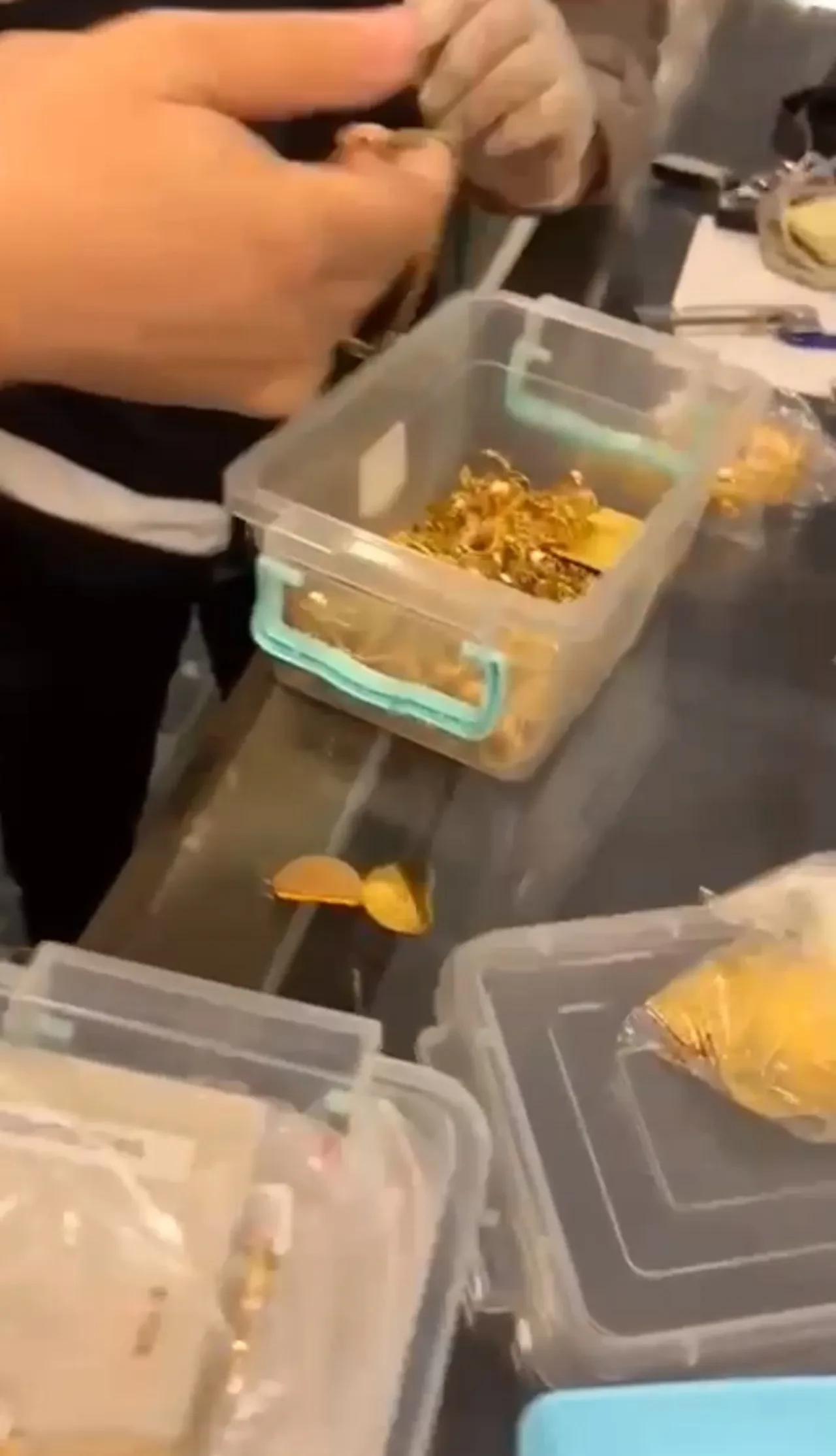 Piyasaya süreceklerdi! Onlarca sahte altın ele geçirildi