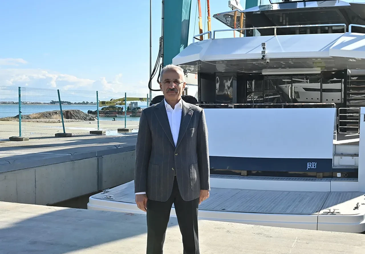 Türk gemileri için alarm durumu! Bakan Uraloğlu Hürmüz önlemini duyurdu