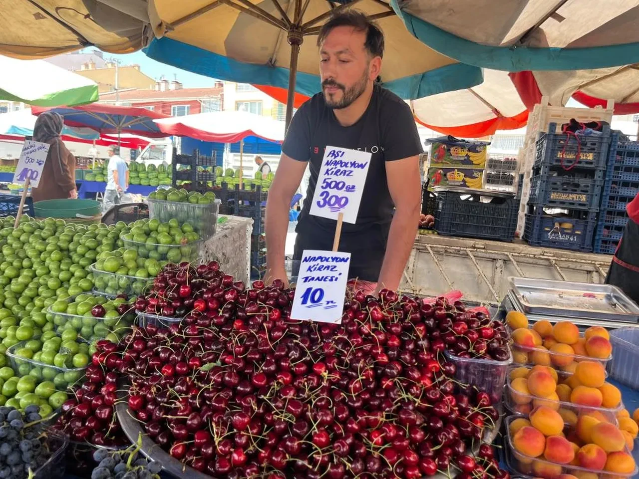 Tanesi 10 TL'ye satılan kiraz gündem olmuştu... O esnaf konuştu