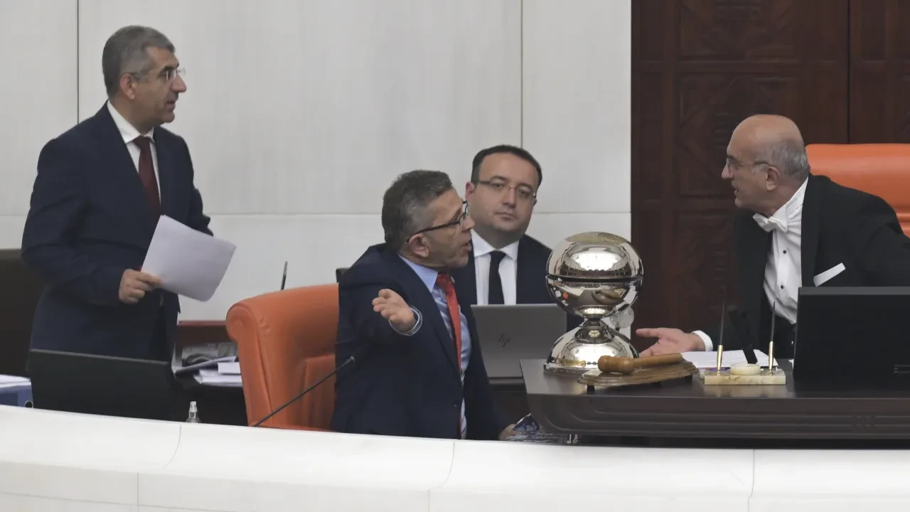TBMM’de Talat Paşa krizi: Kürsüye vurdu, cezayı aldı