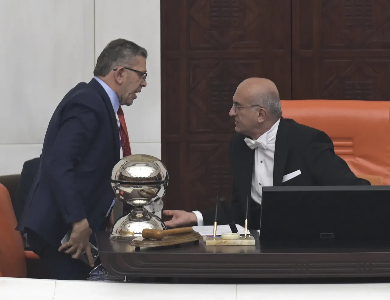 TBMM’de Talat Paşa krizi: Kürsüye vurdu, cezayı aldı