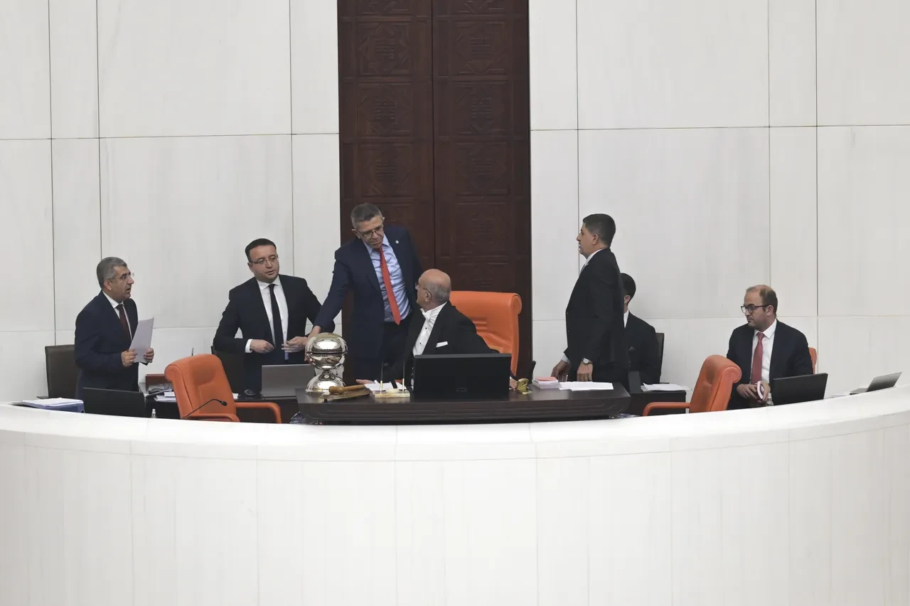 TBMM’de Talat Paşa krizi: Kürsüye vurdu, cezayı aldı