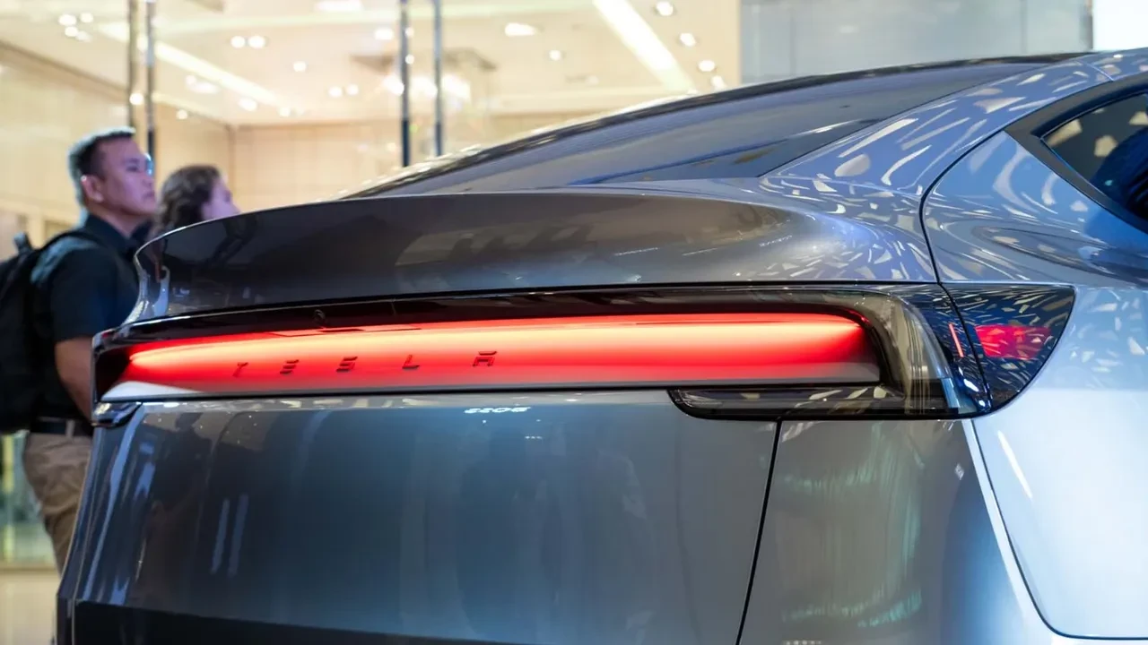 Tesla'ya Fransa'da şok dava! Irkçılıkla suçlanıyor