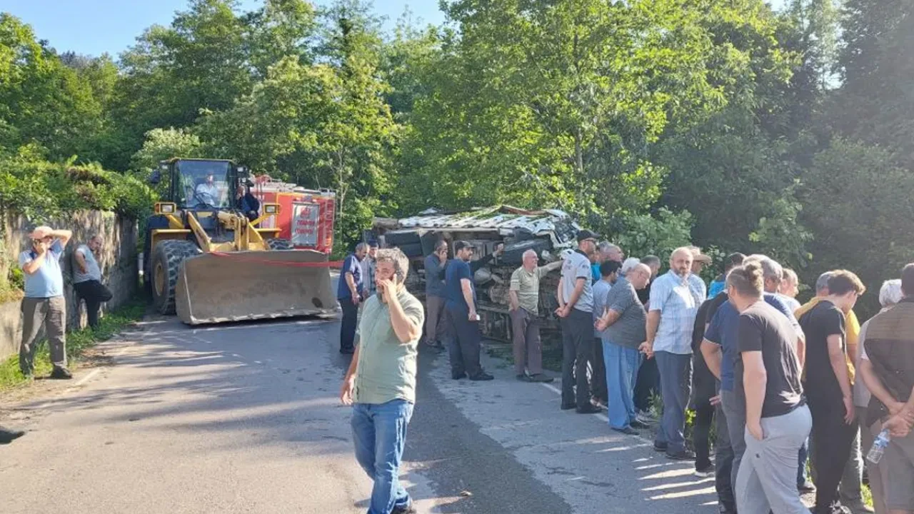 Trabzon'da çay yüklü kamyonet devrildi! Çok sayıda işçi yaralandı