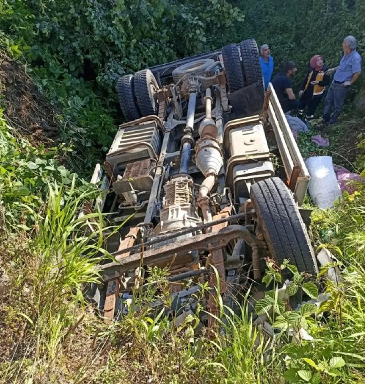 Trabzon'da çay yüklü kamyonet devrildi! Çok sayıda işçi yaralandı