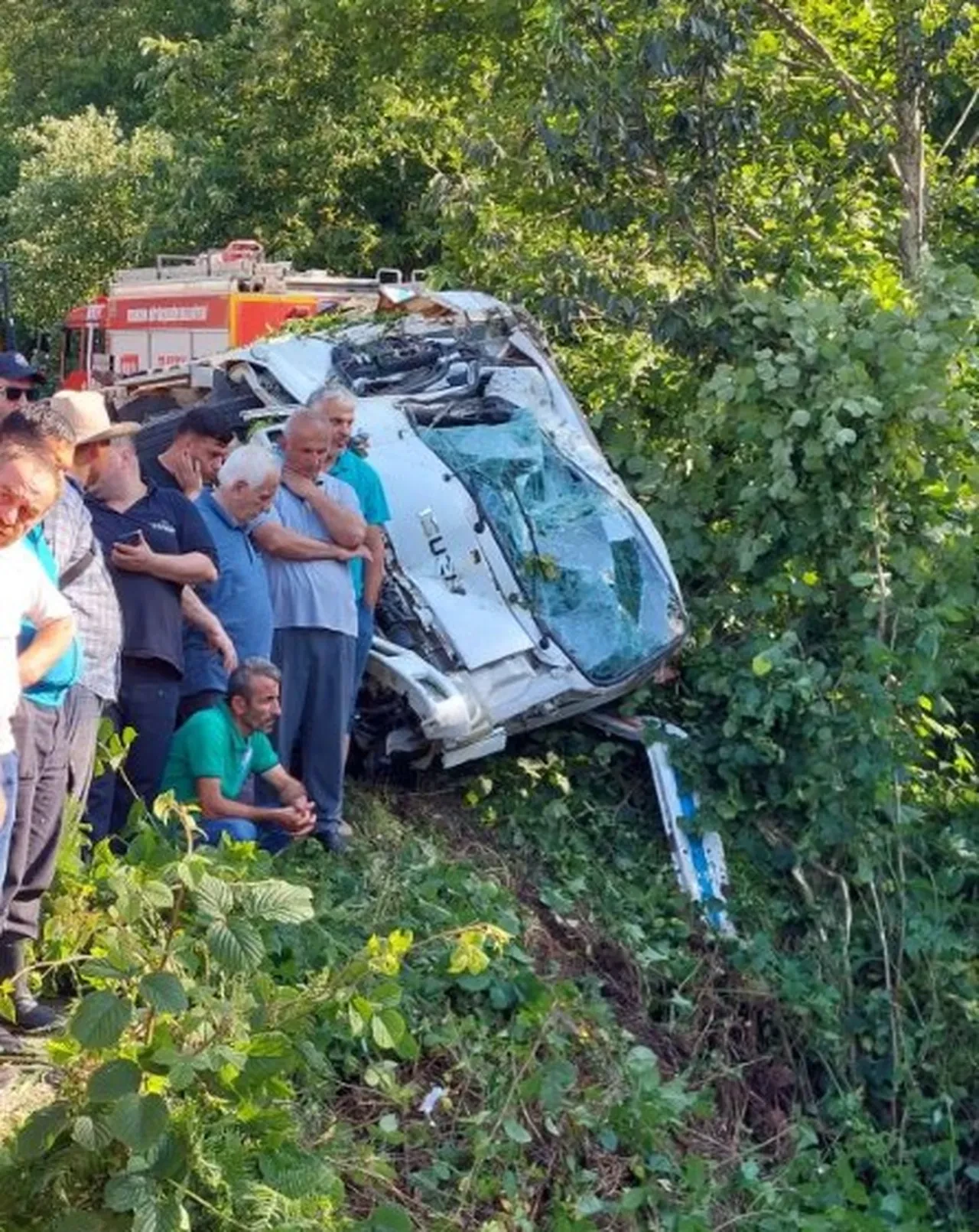 Trabzon'da çay yüklü kamyonet devrildi! Çok sayıda işçi yaralandı