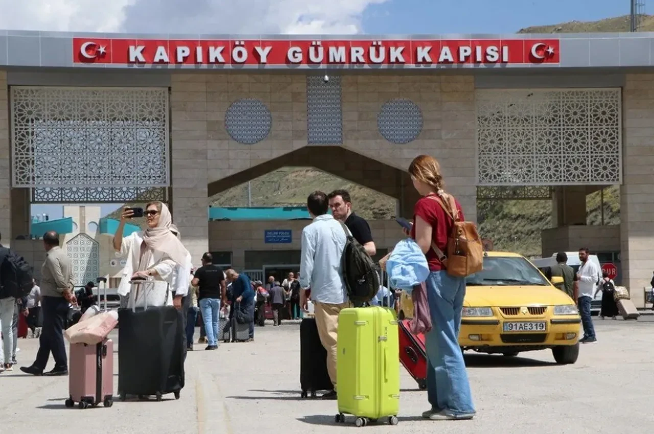 Türkiye'den kritik hamle! Bakan Güler, İran sınırında