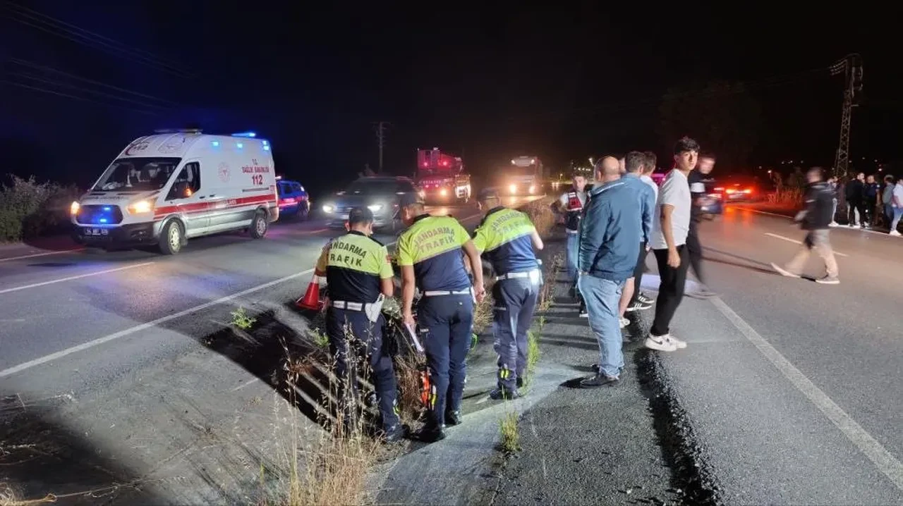 Yarış yapan motosikletler farları yanmayan otomobile çarptı: Ölü ve yaralılar var