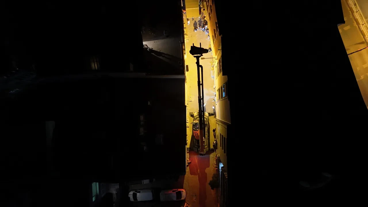 165 kiloya ulaşan ceset evden çıkarılamadı! Cenaze vinçle alındı 