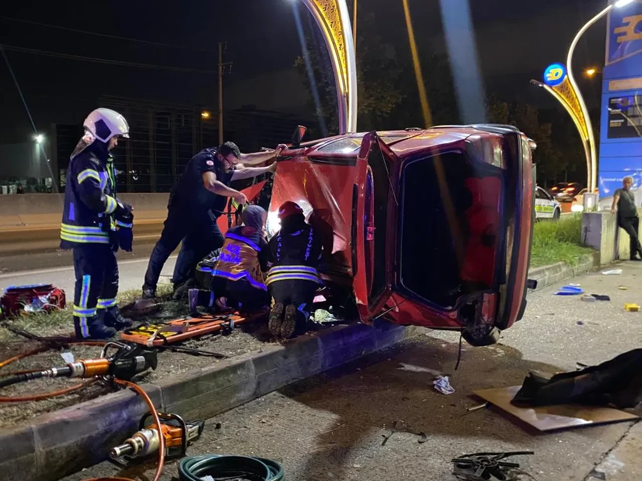 Akaryakıt istasyonunda feci kaza! Otomobil takla attı: Biri ağır 2 yaralı