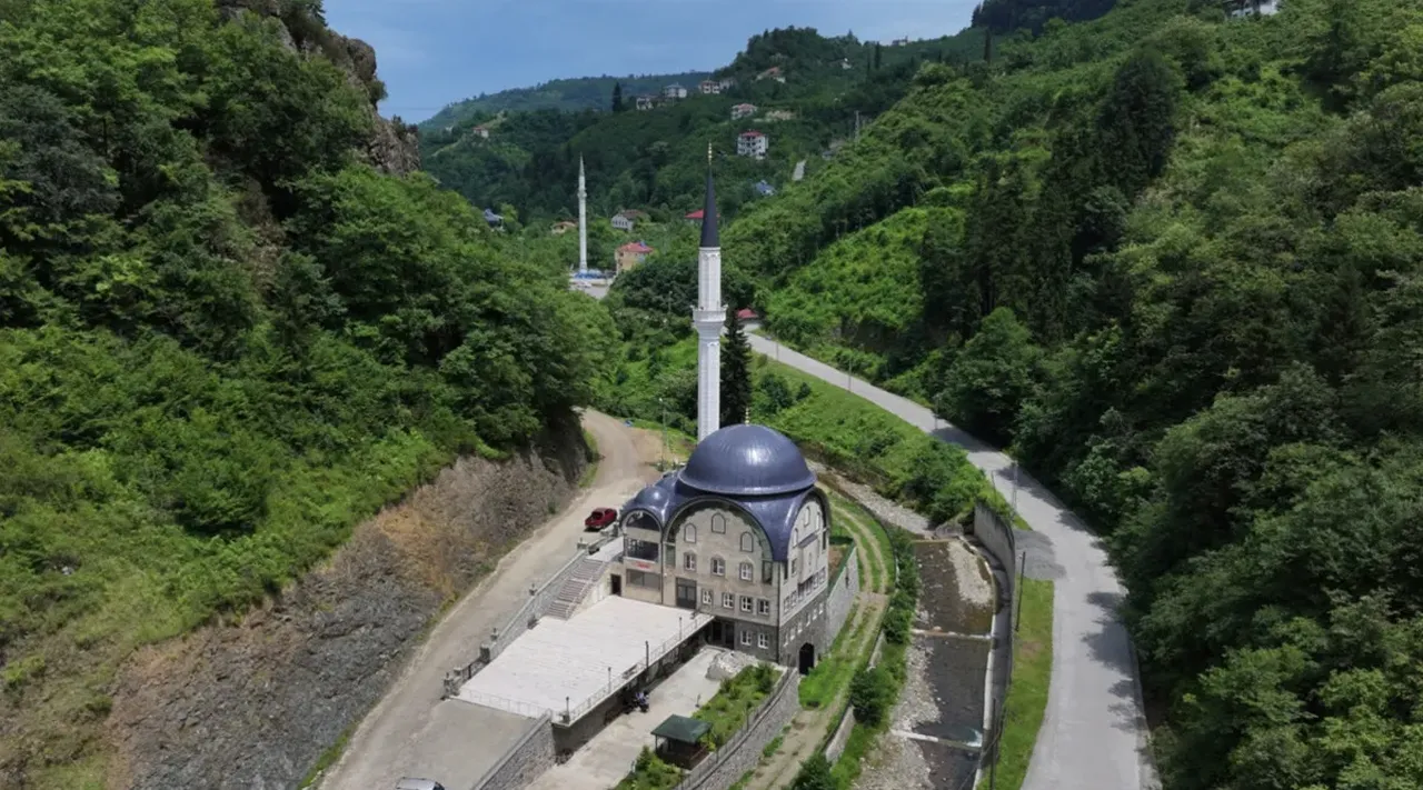 Bu minarenin camisi yok! Gören şaşkınlığını gizleyemiyor 